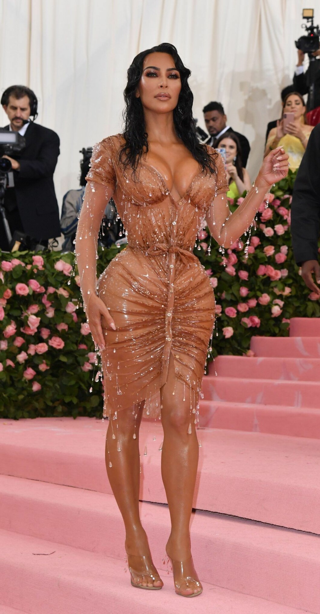 Kim Kardashian i en blöt kreation på Met-galan 2019. Kim Kardashian poserar framför kamerorna på Met-galan.