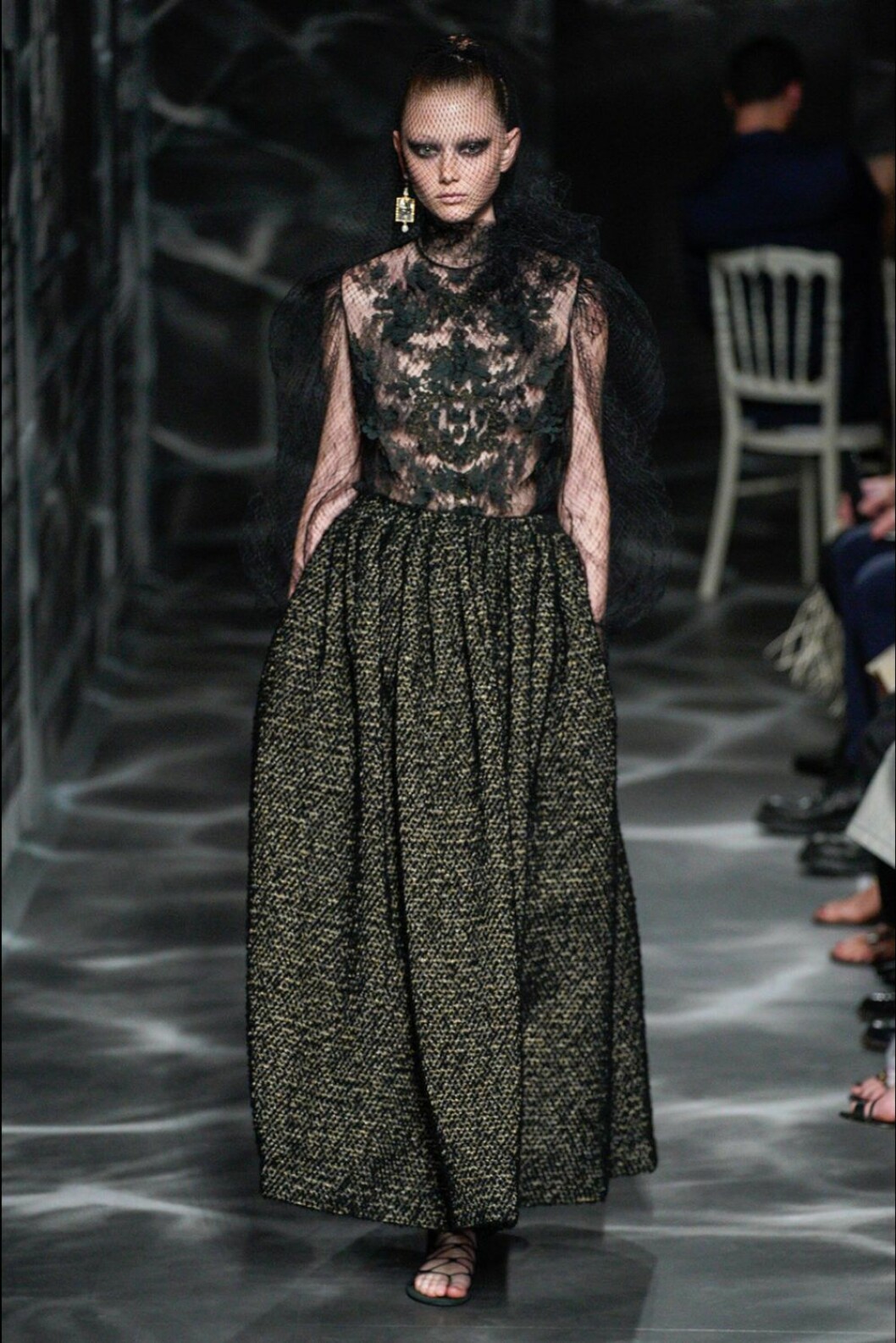 Christian Dior AW19/20, lång klänning med spetsdetaljer.