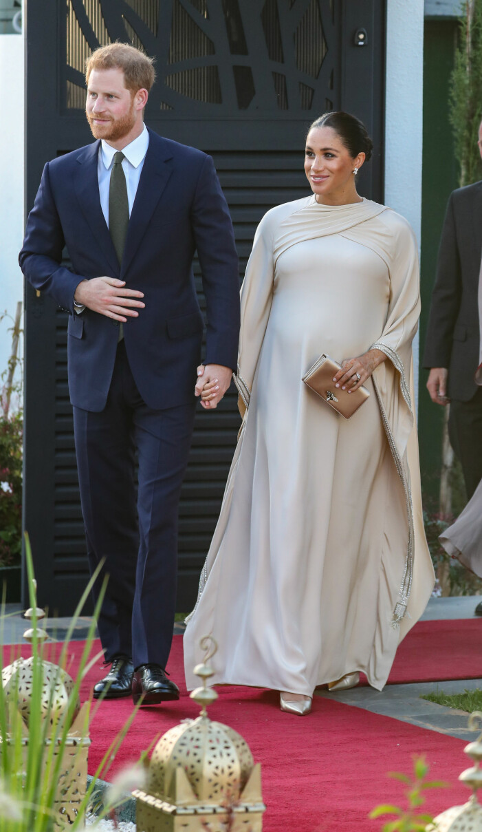 Meghan Markle i sina gyllene skor, och en blåsa som möjligen är skapad med hjälp av magi.