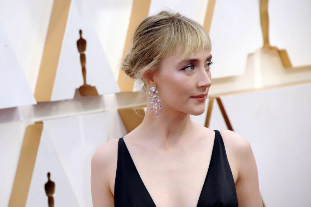 Saoirse Ronan på Oscarsgalan 2020 i mörka rötter och blekta längder. Saoirse Ronan på Oscarsgalan 2020.
