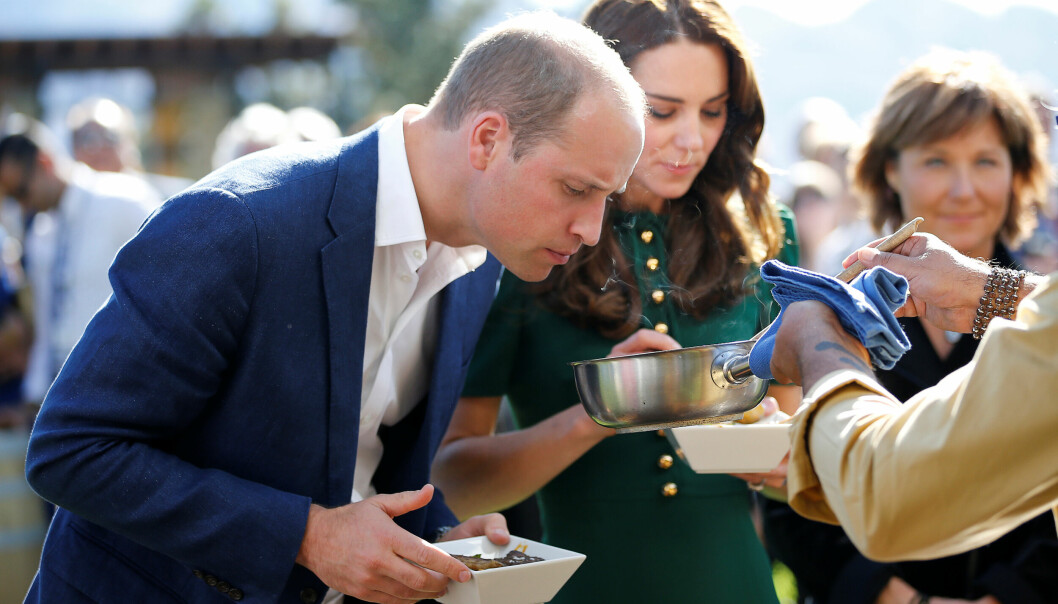 Prins William och Kate äter mat.