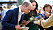 Prins William och Kate äter mat.