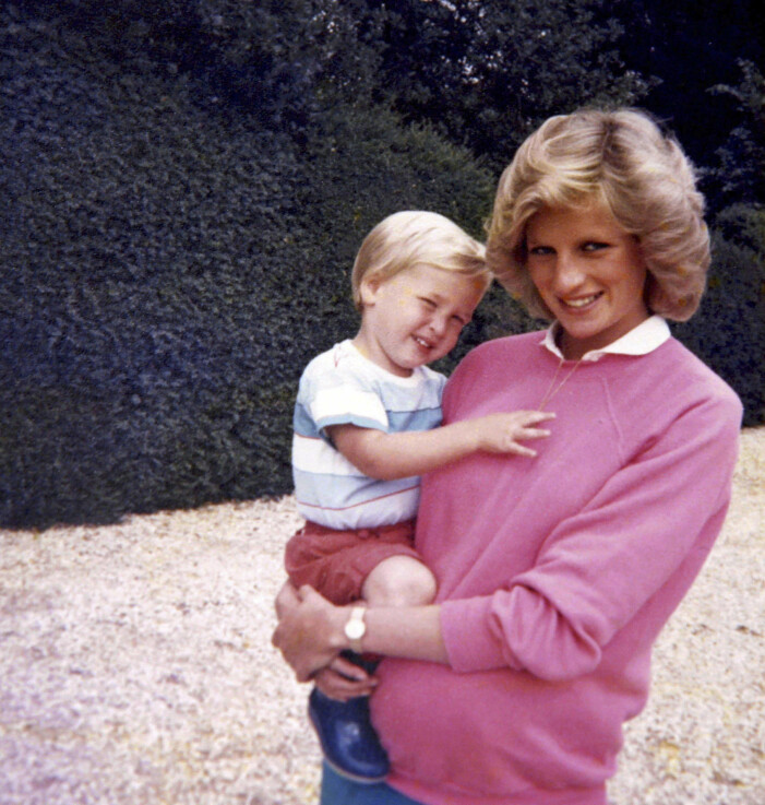 Prinsessan Diana med sonen William i famnen, och prins Harry i magen!