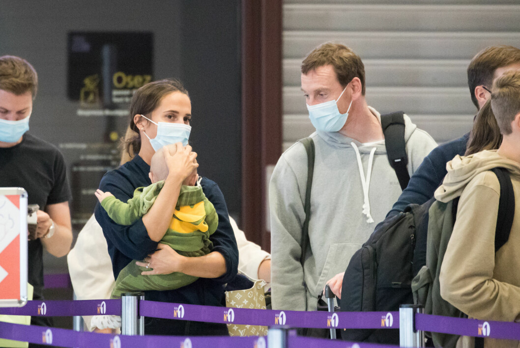 Bilden från flygplatsen Charles de Gaulle som fick folk att förstå att Alicia Vikander och Michael Fassbender har blivit föräldrar. Bilden från flygplatsen Charles de Gaulle som fick folk att förstå att Alicia Vikander och Michael Fassbender har blivit föräldrar.