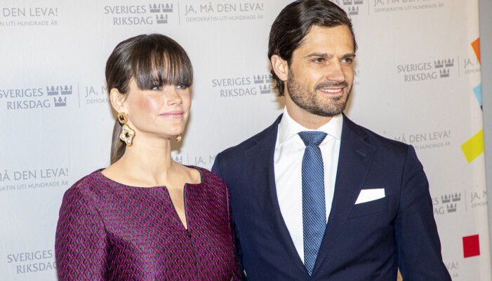 Prinsessan Sofia och prins Carl Philip på plats för att uppmärksamma att det var hundra år sedan de första kvinnorna tog plats i riksdagen med föreställningen <em>Fira demokratin – 100 år</em> i Annexet. prinsessan sofia i lugg
