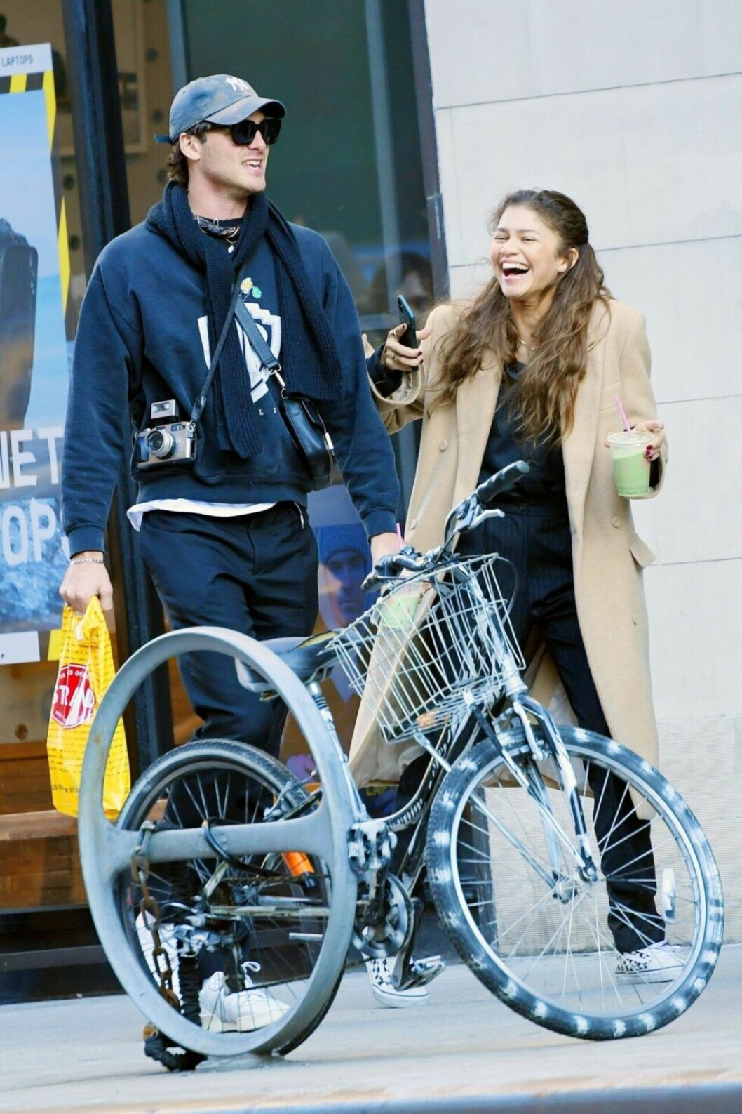 Jacob Elordi och Zendaya umgicks på tu man hand i New York. 