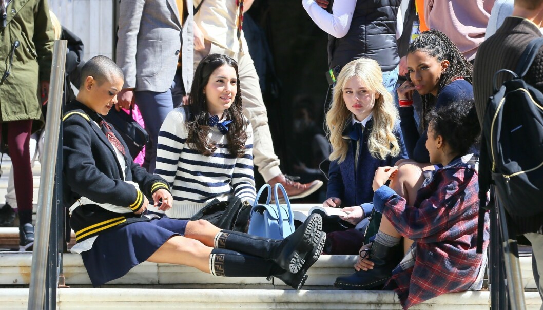 On set i New York! På bilden ser vi nya Gossip girl-skådisarna Savannah Smith, Jordan Alexander, Emily Alyn Lind, Evan Mock, Thomas Doherty och Zión Moreno. Paus i inspelningen av nya gossip girl. vi ser skådisarna Savannah Smith, Jordan Alexander, Emily Alyn Lind, Evan Mock, Thomas Doherty och Zión Moreno chilla lite i trappan.