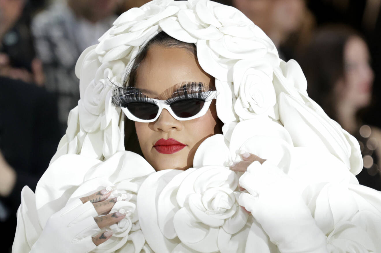 Närbild på Rihanna på Met-galan 2023