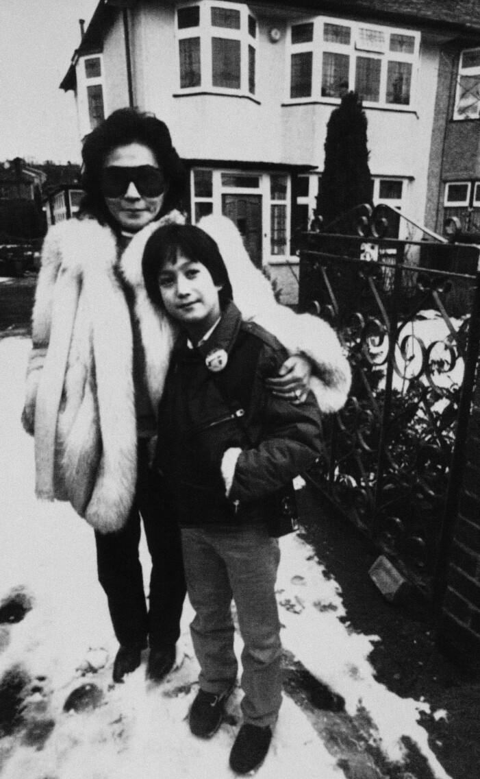 Yoko Ono och Sean Lennon utanför John Lennons barndomshem på Menleve Avenue i Liverpool, England, i samband med en minnesturné för den före detta The Beatles-medlemmen.