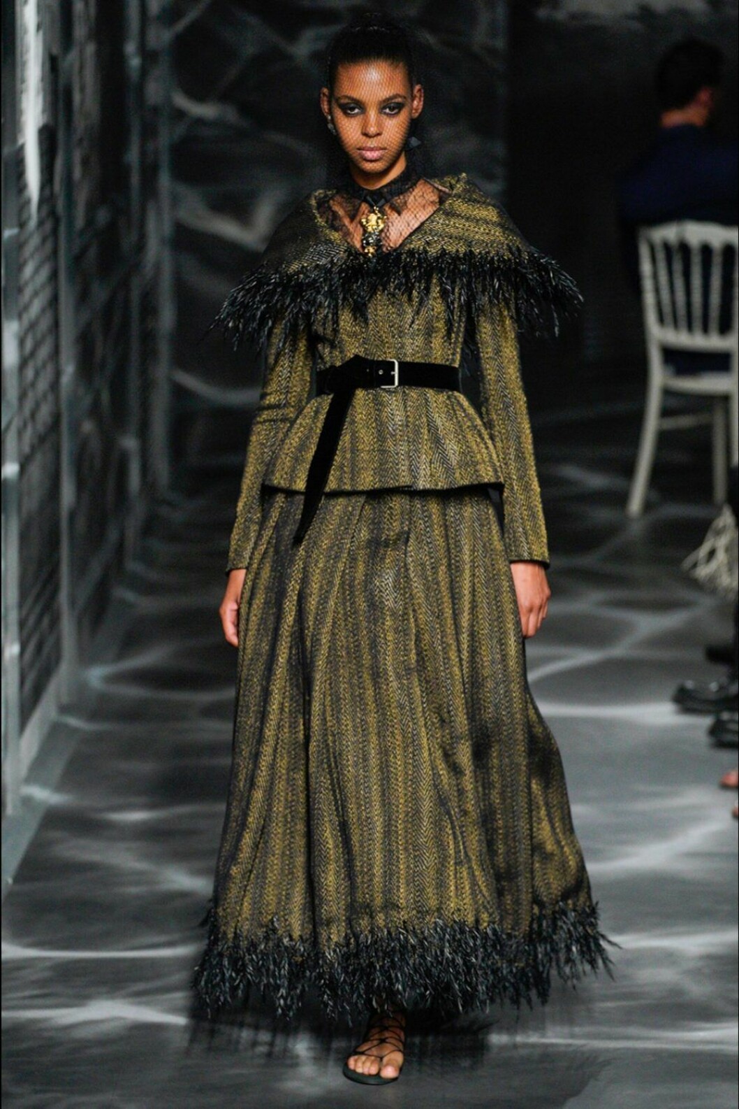 Christian Dior AW19/20, grönt set med svarta fjädrar.