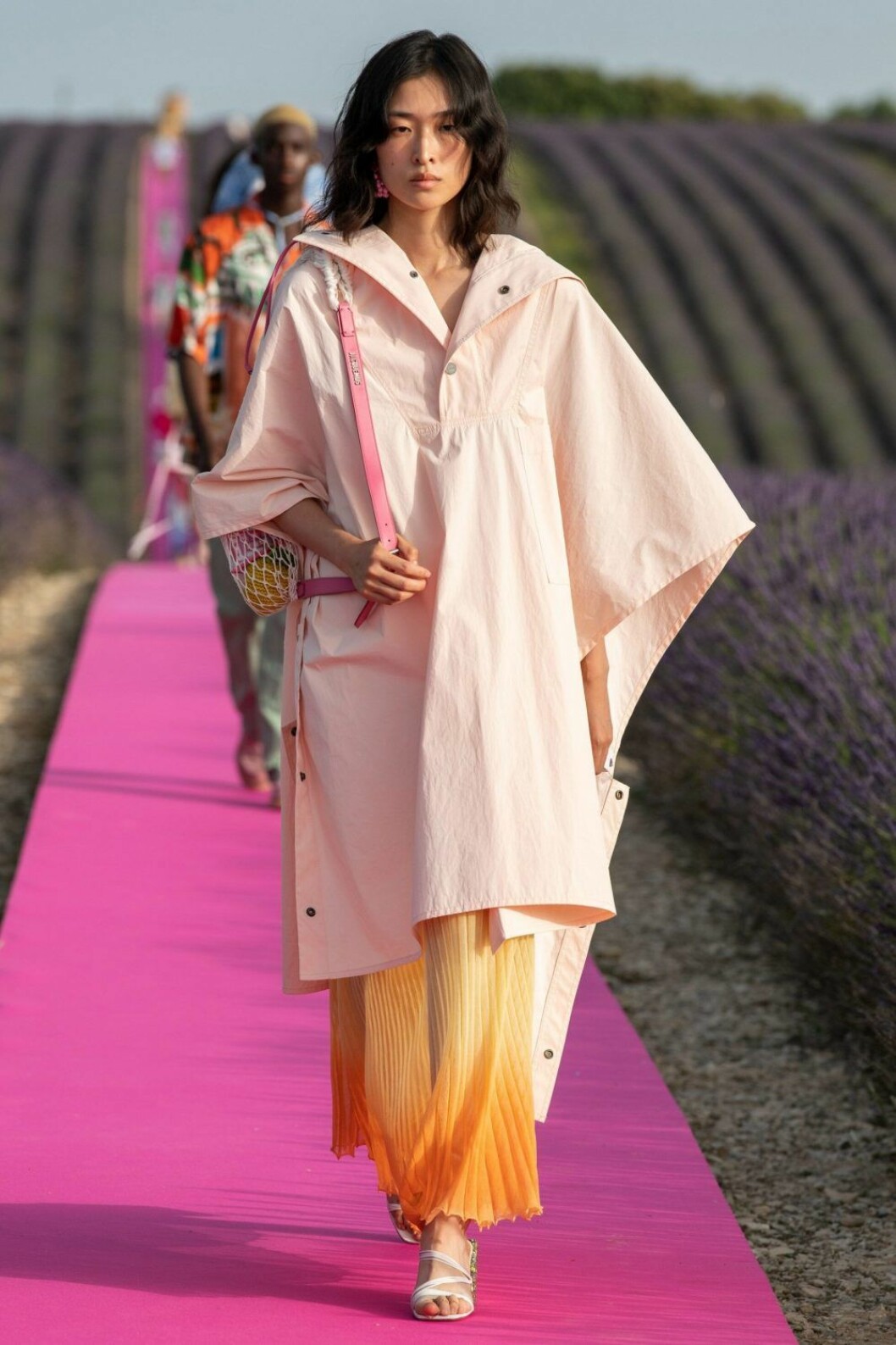 Rosa cape och orange plisserad kjol från Jacquemus SS20.