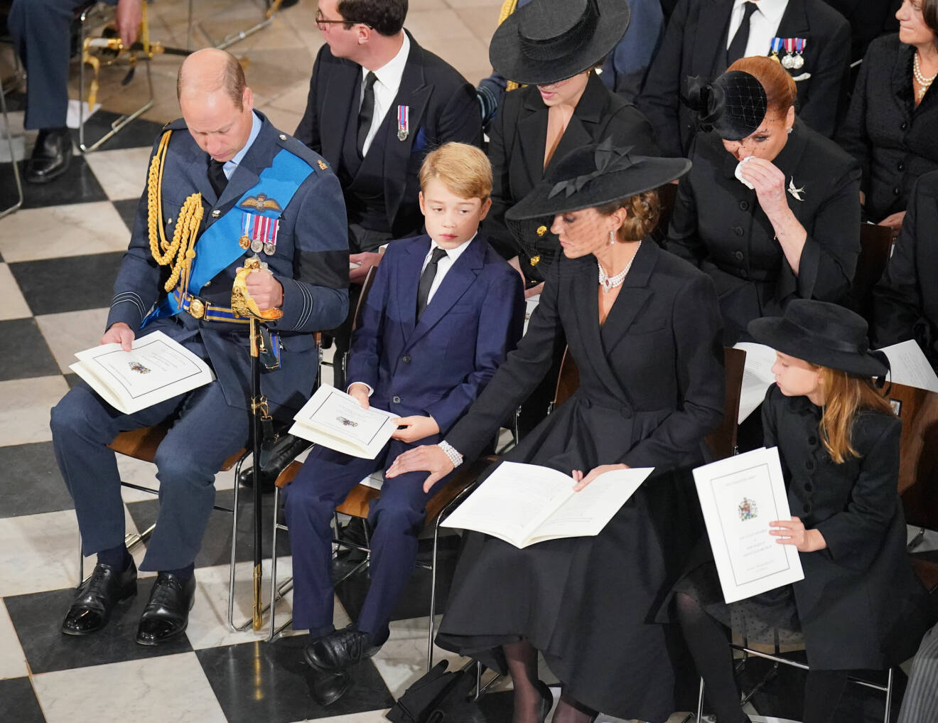 Prins William, Kate Middleton och deras barn sörjer drottningen.