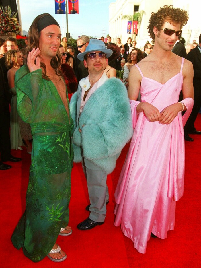 Trey Parker, Marc Shaiman och Matt Stone uppklädda till tänderna och höga som hus på Oscars år 2000. Skaparna bakom South Park Trey Parker, Matt Stone och Marc Shaiman i vackra klänningar.
