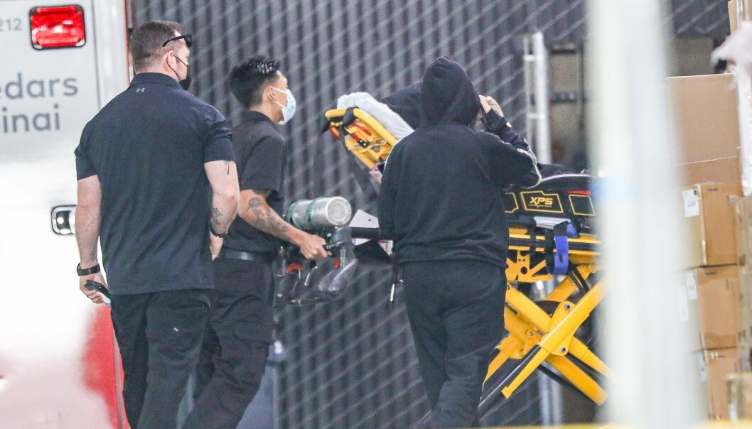 Travis Barker förs in till West Hill hospital med Kourtney Kardashian vid sin sida.