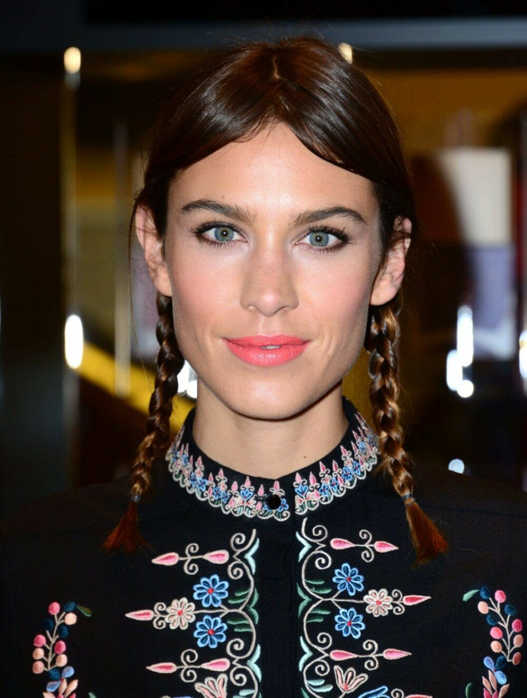 Alexa Chung i fint flätat under ett besök på Selfridges, november 2014.