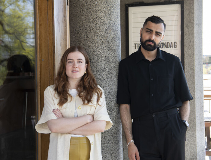 Skådisarna Amy Deasismont (som också är seriens skapare) och Alexander Abdallah poserar utanför Bio Rio på Södermalm i Stockholm. Amy ser gärna att det blir en andra säsong, och Alexander ser inte ut att stänga några dörrar! STOCKHOLM i maj 2021 Alexander Abdallah och Amy Deasismont aktuella med tv-serien "Thunder in my heart". Utanför biograf på Söder i huvudstaden.