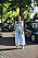 sommaroutfit i en lång ljusblå klänning med puffärmar