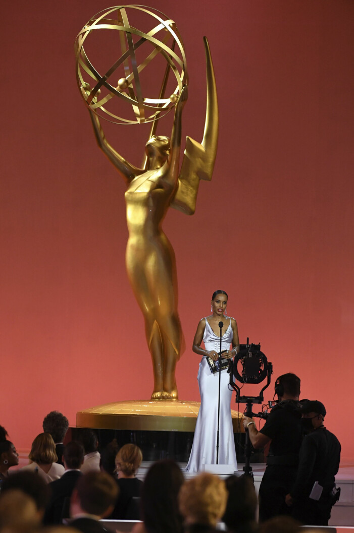 ”Ditt konstnärskap kommer att leva vidare”, sa Kerry Washington när hon hyllade kollegan Michael K Williams. Kerry Washington på scenen när hon hyllade kollegan Michael K Williams.
