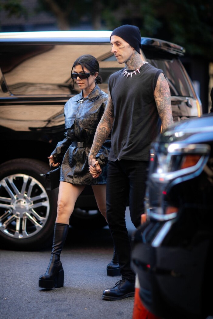 Efter att ha bott grannar och varit nära vänner i flera år blev Kourtney Kardashian och Travis Barker i februari Instagram official som par. Deras kärlek går inte längre att ta miste på då de ofta ses hand i hand och dessutom lämnar gulliga meddelanden på varandras sociala mediekonton för hela världen att läsa.