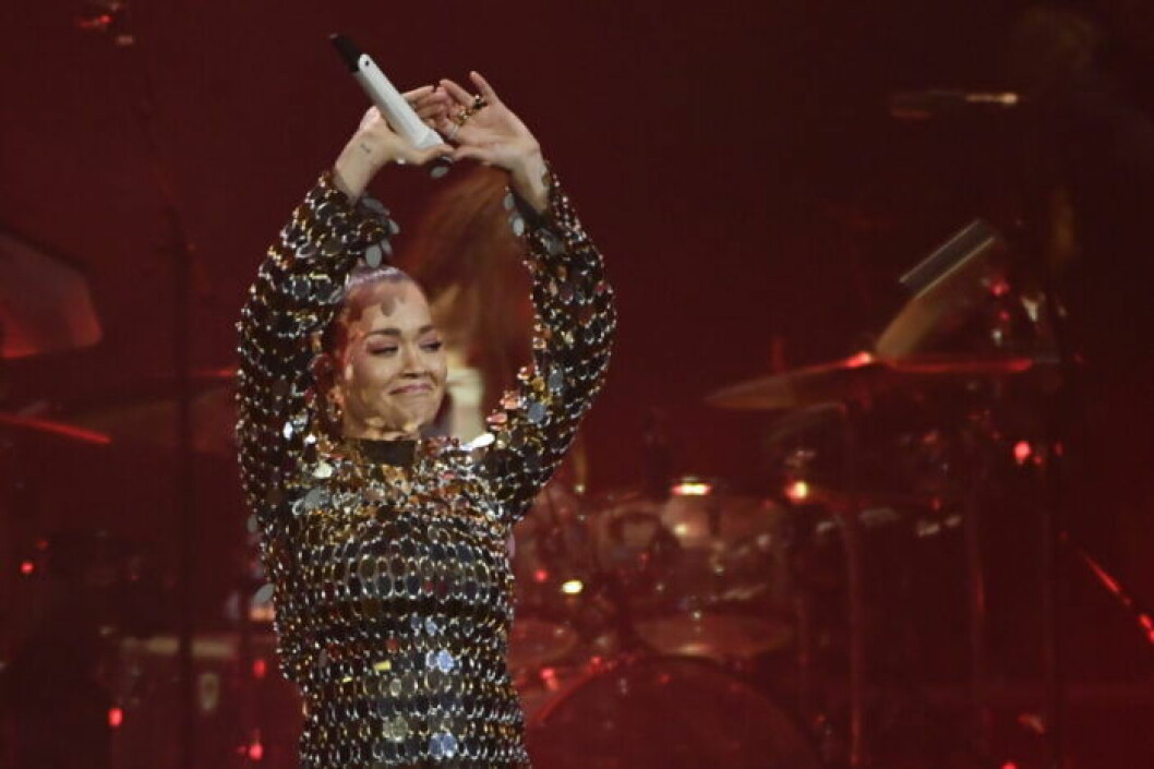 Rita Ora gör hjärtsymbolen med händerna under konserten. Rita Ora på Aviciis hyllningskonsert på Friends Arena