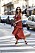 Aimee Song med en flerfärgad quiltad väska från Chanel
