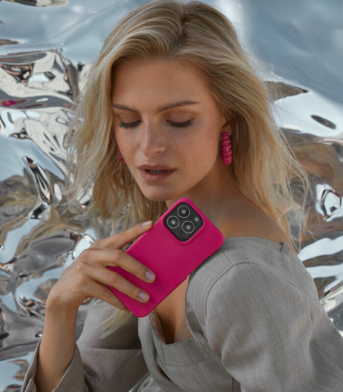 <a target="_blank" href="https://idealofsweden.com//p/seamless-case-iphone-13-pro-magenta?utm_source=online-magazine&utm_medium=macro-influ&utm_campaign=aw22_elle">Seamless Case Magenta</a>, IDEAL OF SWEDEN 299 kr. Seamless Case Magenta