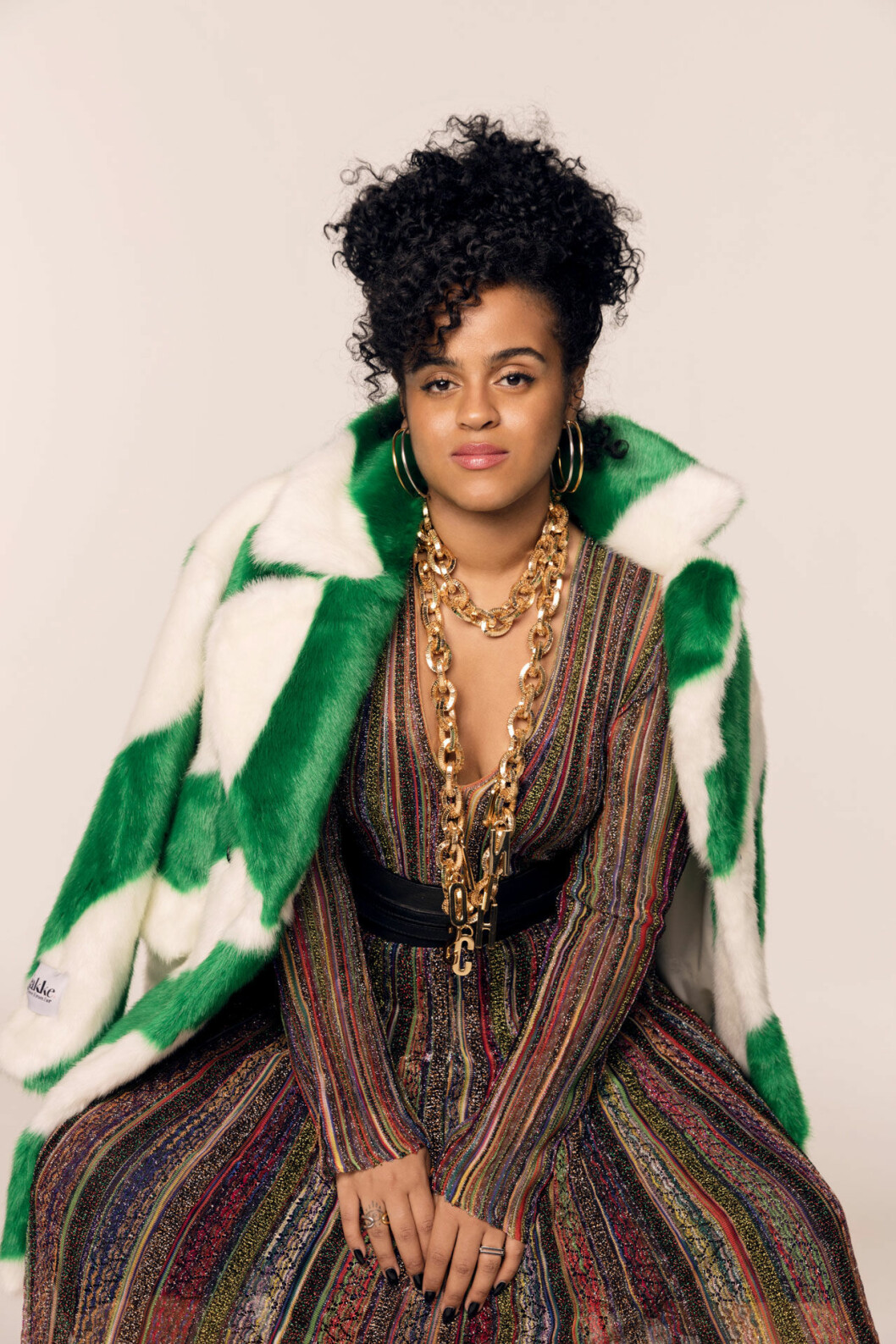 Jacka, Jakke. Klänning, Missoni/Nathalie Schuterman. Örhängen och ring i guld och silver, båda Sophie by Sophie. Halsband, H&M x Moschino. Silverring, Maria Black. Bälte, Dodo Bar Or. Seinabo Sey i stor intervju med ELLE