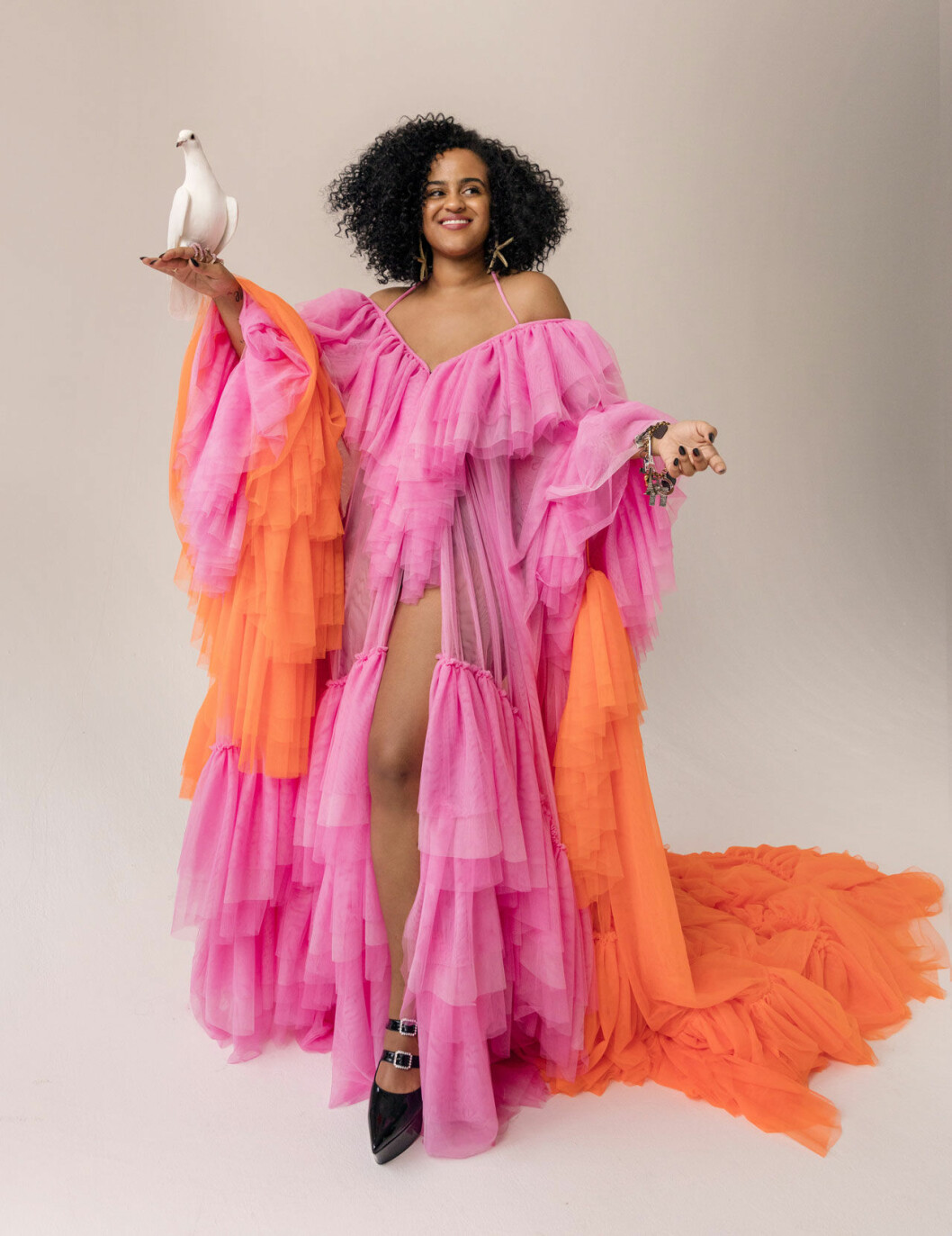 Tyllklänning, Selam Fessahaye. Stjärnörhänge, Oscar de la Renta. Armband, Balenciaga/Nathalie Schuterman. Skor, Gucci. Seinabo Sey fotad för ELLE