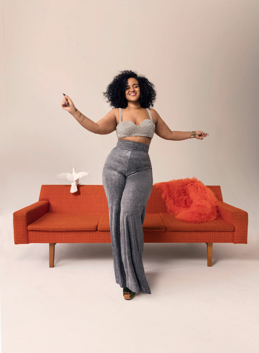 Bustier, H&M x Moschino. Byxa, House of CB/Topshop. Silver- och guldarmband, Mulberry. Skor, Marni. Jacka på soffan, Pellobello. Seinabo Sey intervjuas av vänner och bekanta i ELLE 2018.