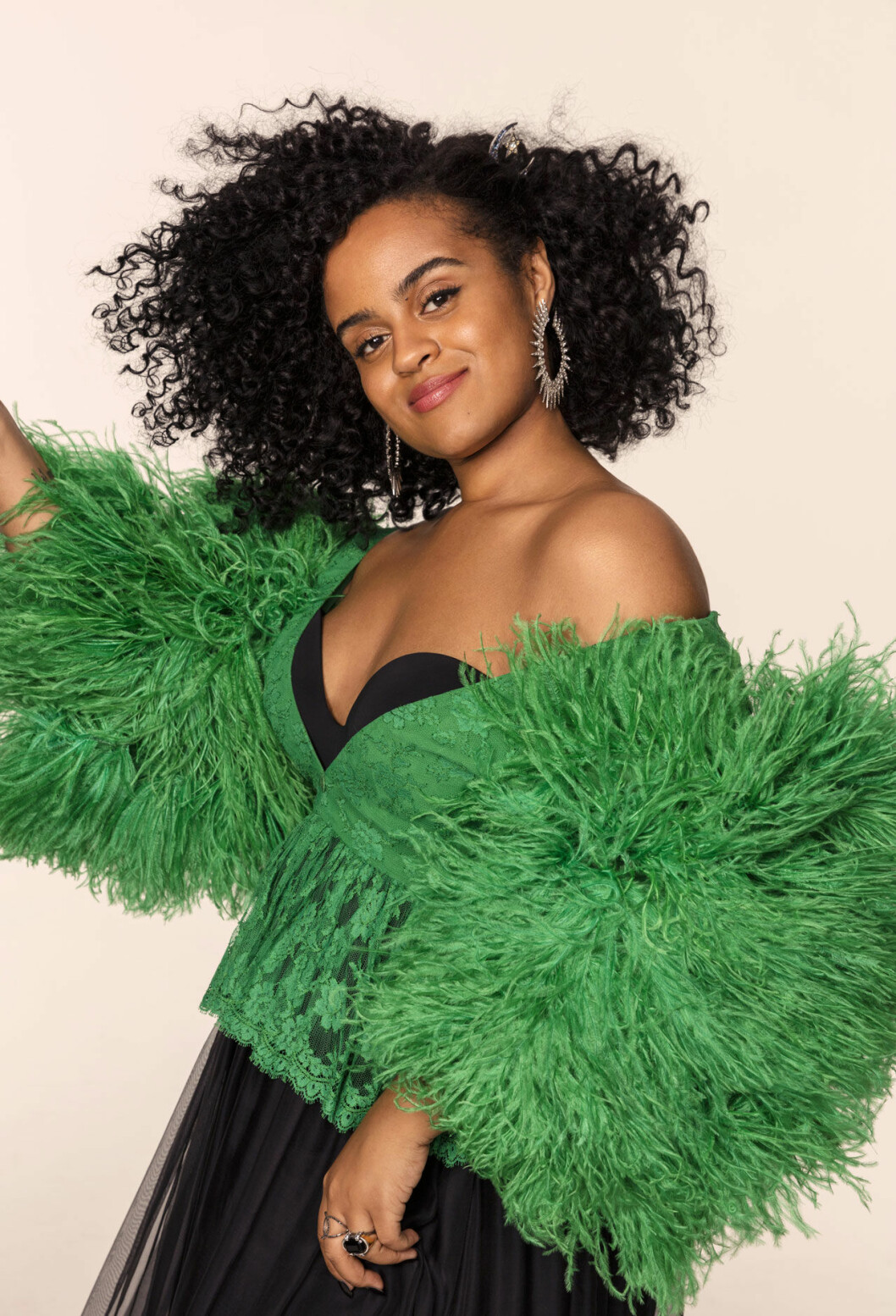 Klänning, Gucci. Behå, Wonderbra. Örhängen, Oscar de la Renta. Hårspänne, Amber Sakai. Ring, Engelbert. Stor svart ring, Bottega Veneta. Seinabo Sey i svenska ELLE december 2018
