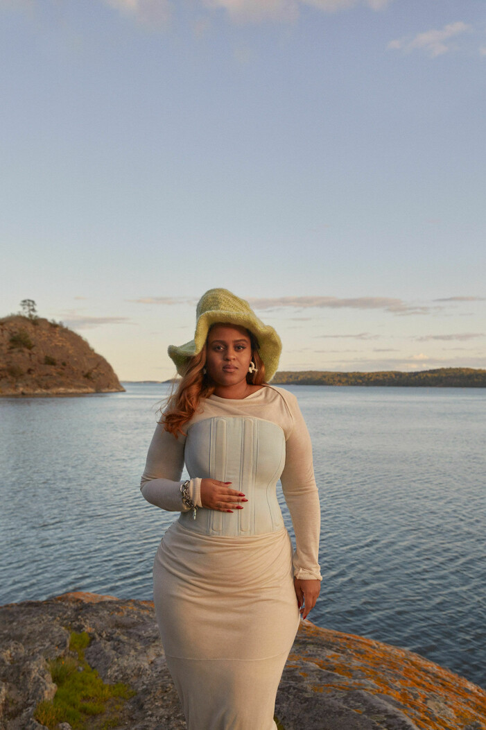 Klänning, Filippa K. Korsett, Independent Kostymförråd. Hatt, Sissel Kärneskog. Smycken, Acne Studios. Drömmen för Seinabo är att leva på en strand i Gambia klädd i fladdrande linnekläder