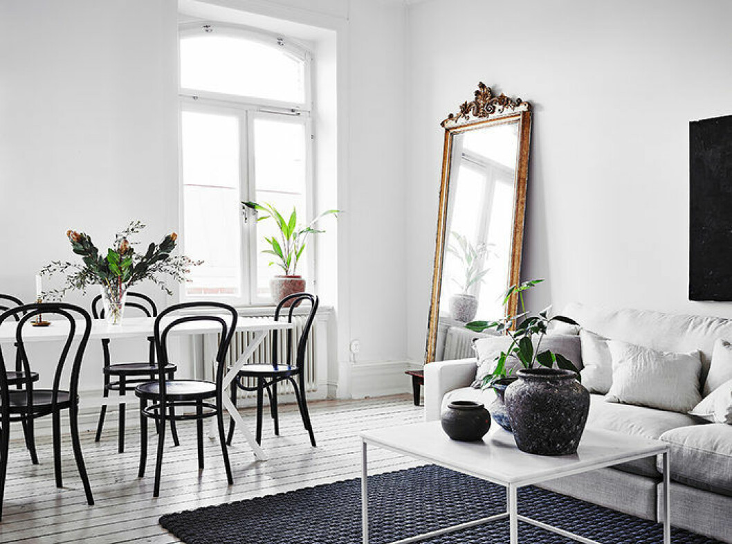 Foto: <a href="https://www.instagram.com/fotografanders/" target="_blank" rel="noopener">Anders Bergstedt</a> Styling:<a href="https://www.instagram.com/annafurbacken/" target="_blank" rel="noopener"> Anna Furbacken </a>för <a href="https://www.instagram.com/entrancemakleri/" target="_blank" rel="noopener">Entrance mäkleri</a>/mäklare: Erika Bergholm Vardagsrum med möbler i olika stilar