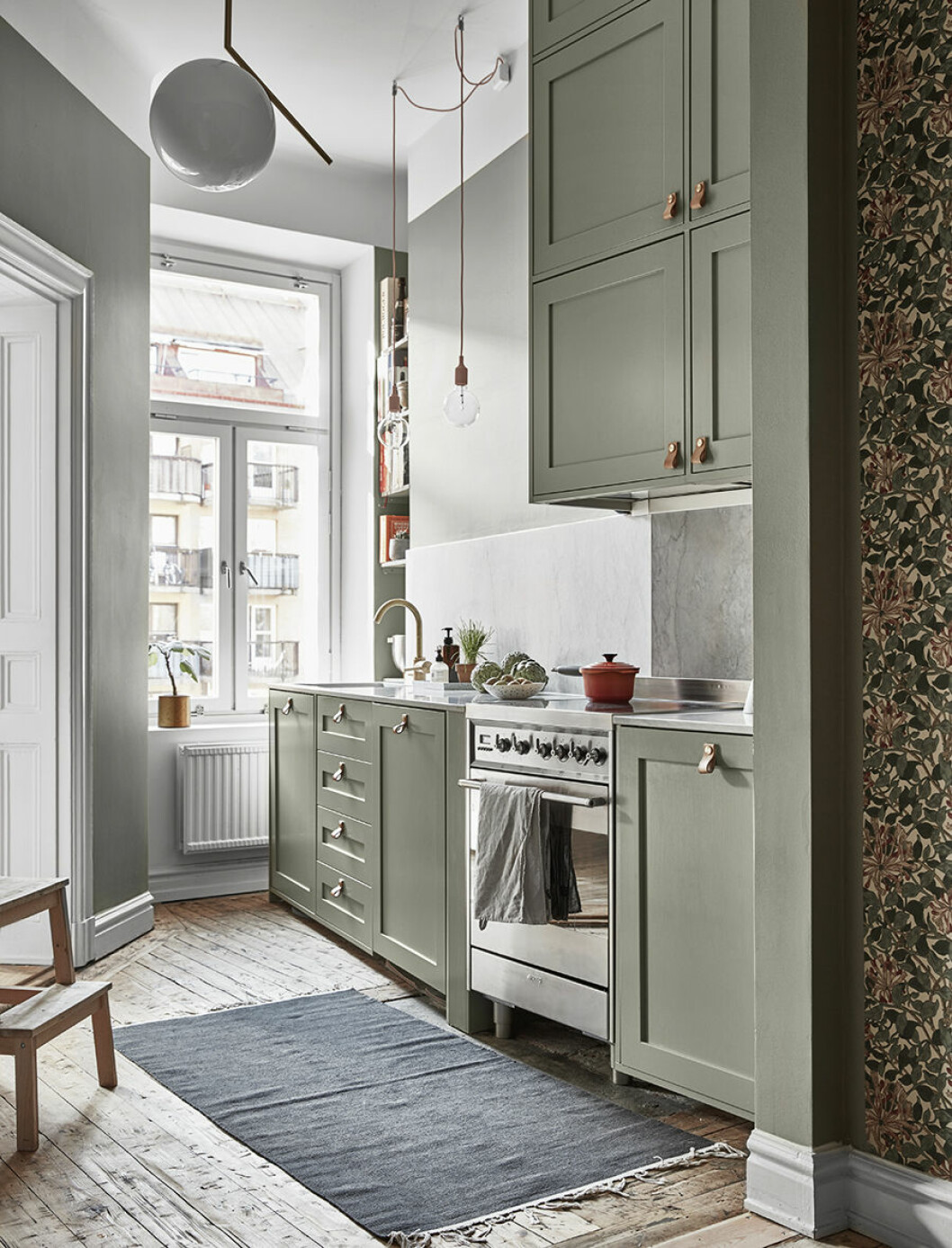 Av: Charlotte Frey Svidén Foto: Jonas Gustavsson Syns i: <a href="https://www.elle.se/decoration/stilsaker-sekelskiftestrea-med-ett-ljuvligt-kok/">Stilsäker sekelskiftstrea med ett ljuvligt grönt kök</a>. Naturgröna köksluckor