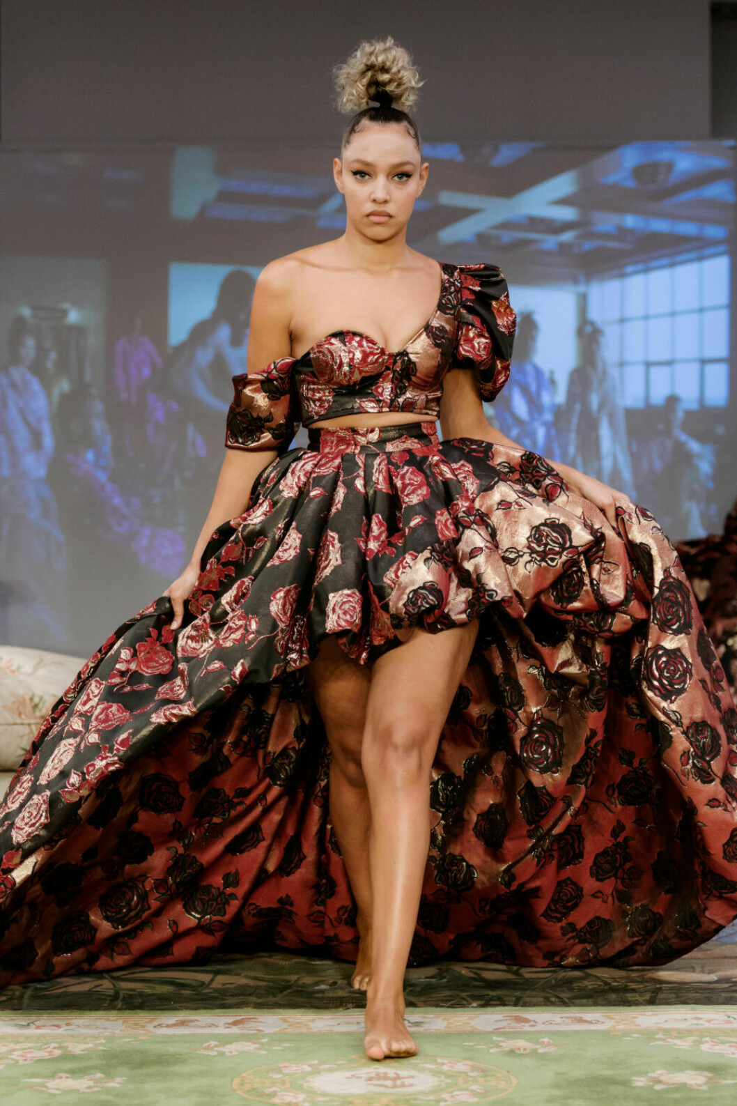Majestätiskt hantverk på Selam Fessahayes AW19–visning. Foto: Mathias Nordgren. Magisk kjol och topp i samma tyg på Selam Fessahayes AW19–visning på Fashion Week Stockholm
