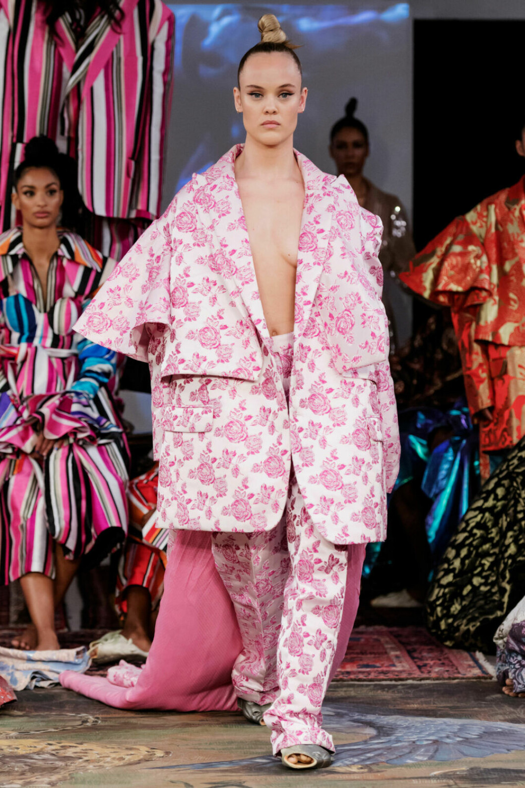 Oversized kostym i ljusrosa och vitt på Selam Fessahayes AW19–visning på Fashion Week Stockholm