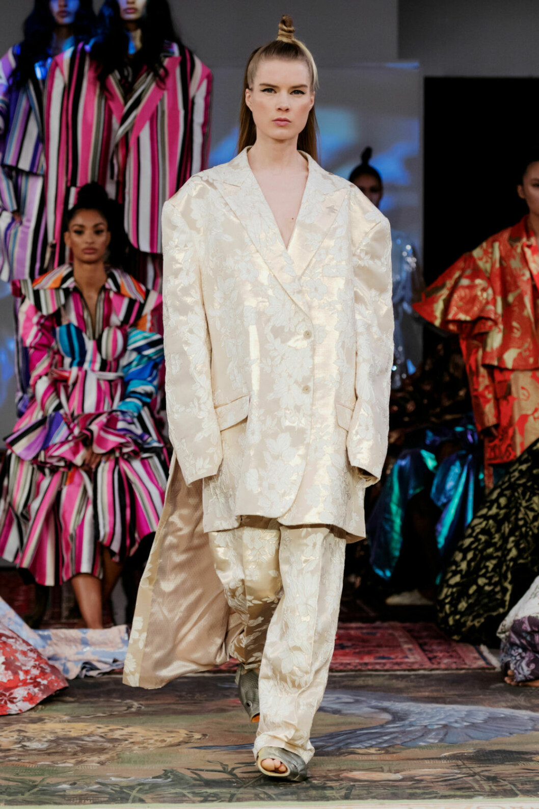 Kostym i cremefärg på Selam Fessahayes AW19–visning på Fashion Week Stockholm