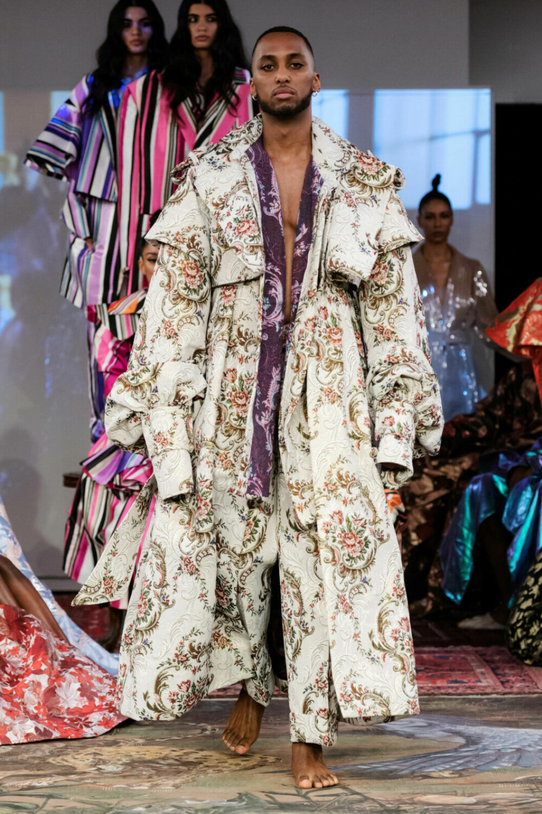 Blommig kappa i ljusa färger på Selam Fessahayes AW19–visning på Fashion Week Stockholm