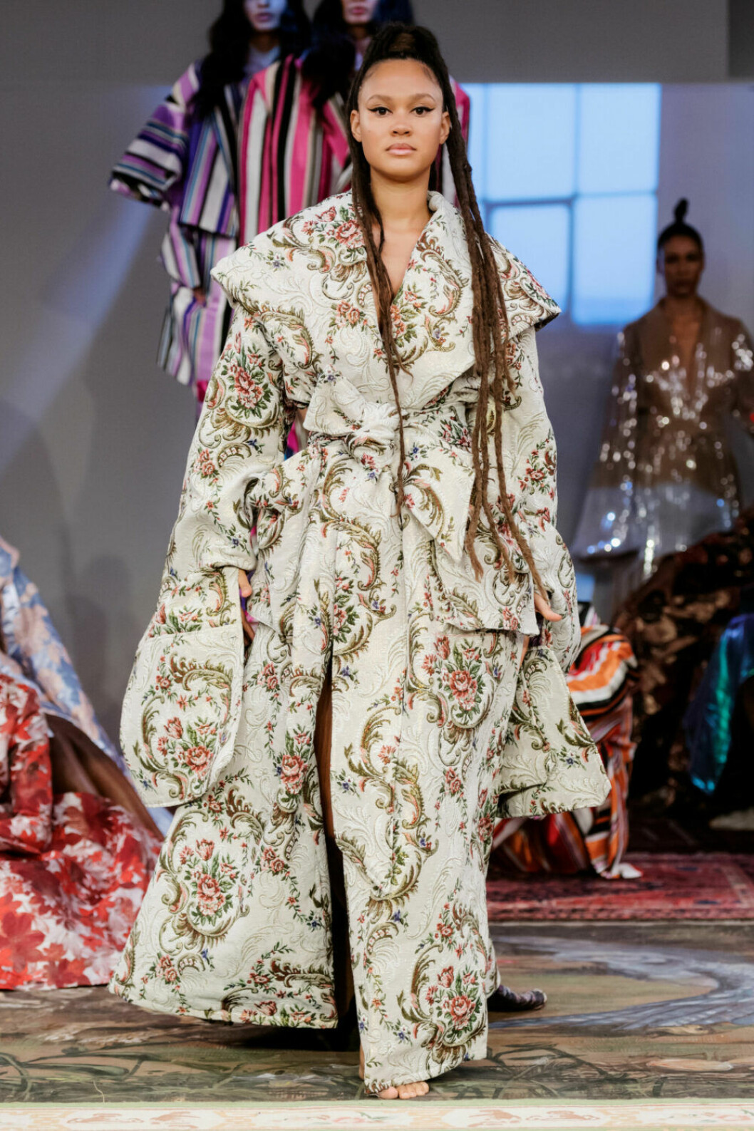 Oversized blommig kappa på Selam Fessahayes AW19–visning på Fashion Week Stockholm