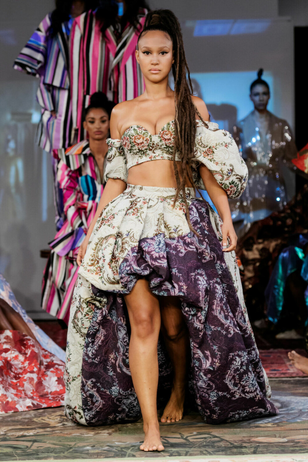 Set i ljusblommigt tyg på Selam Fessahayes AW19–visning på Fashion Week Stockholm