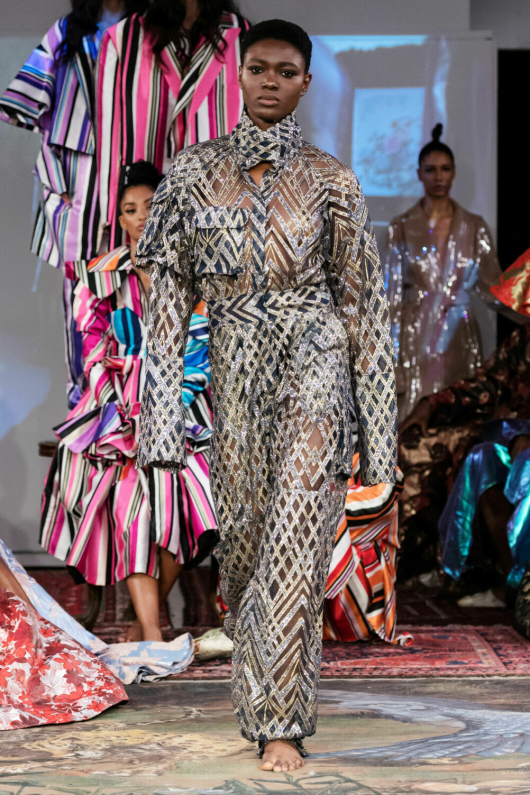 Geometriska mönster på Selam Fessahayes AW19–visning på Fashion Week Stockholm