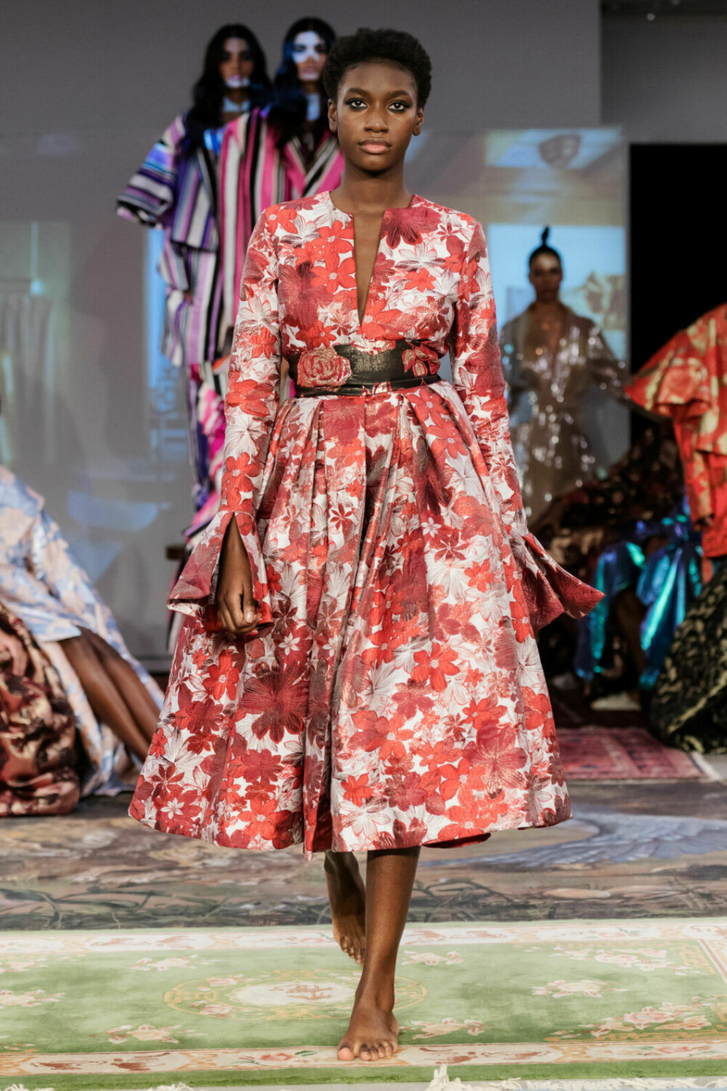 Oversized och röda blommor på Selam Fessahayes AW19–visning på Fashion Week Stockholm