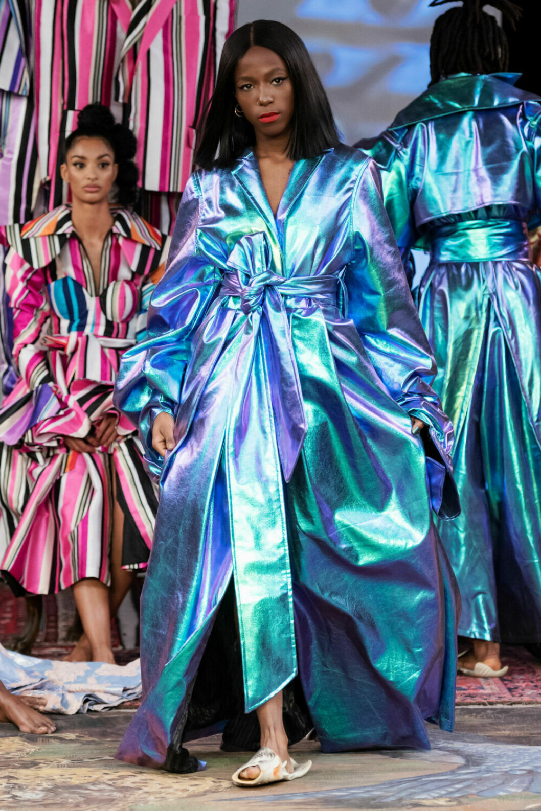 Sabina Ddumba i en metallisk blå kreation på Selam Fessahayes AW19–visning på Fashion Week Stockholm