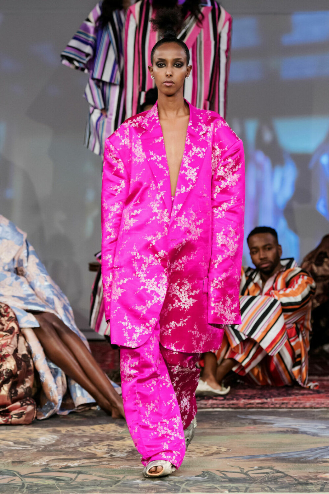 Oversized rosa kostym på Selam Fessahayes AW19–visning på Fashion Week Stockholm