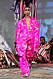 Oversized rosa kostym på Selam Fessahayes AW19–visning på Fashion Week Stockholm
