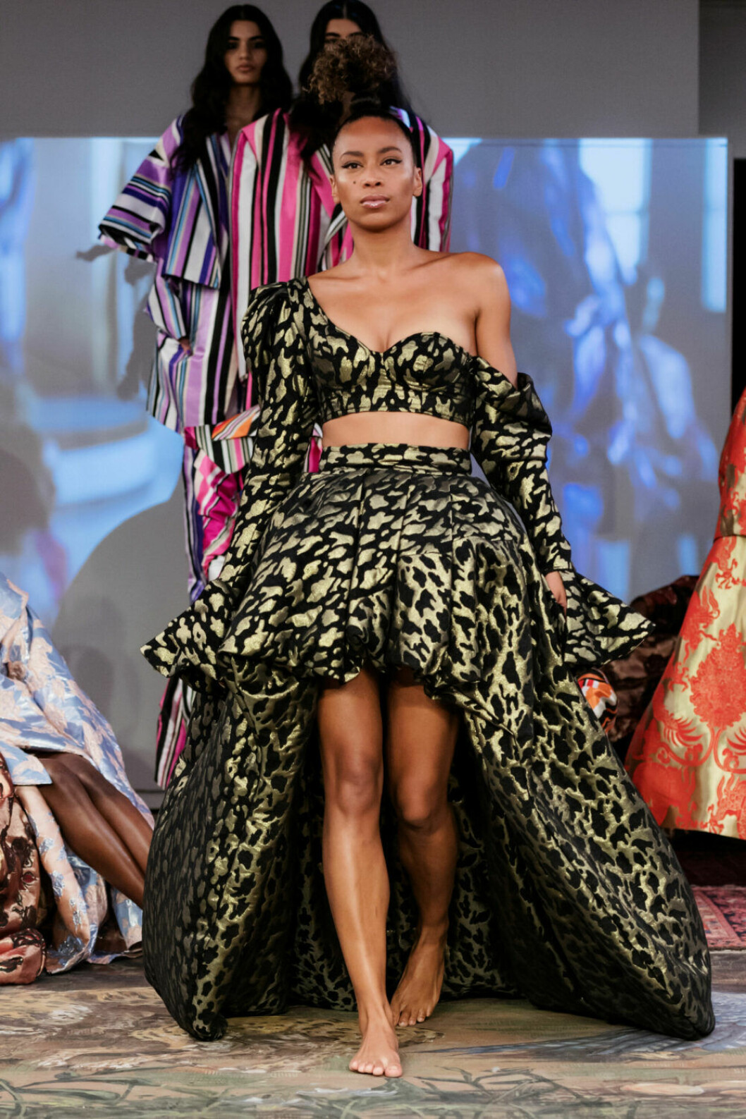 Underbar two–piece i guld och svart på Selam Fessahayes AW19–visning på Fashion Week Stockholm
