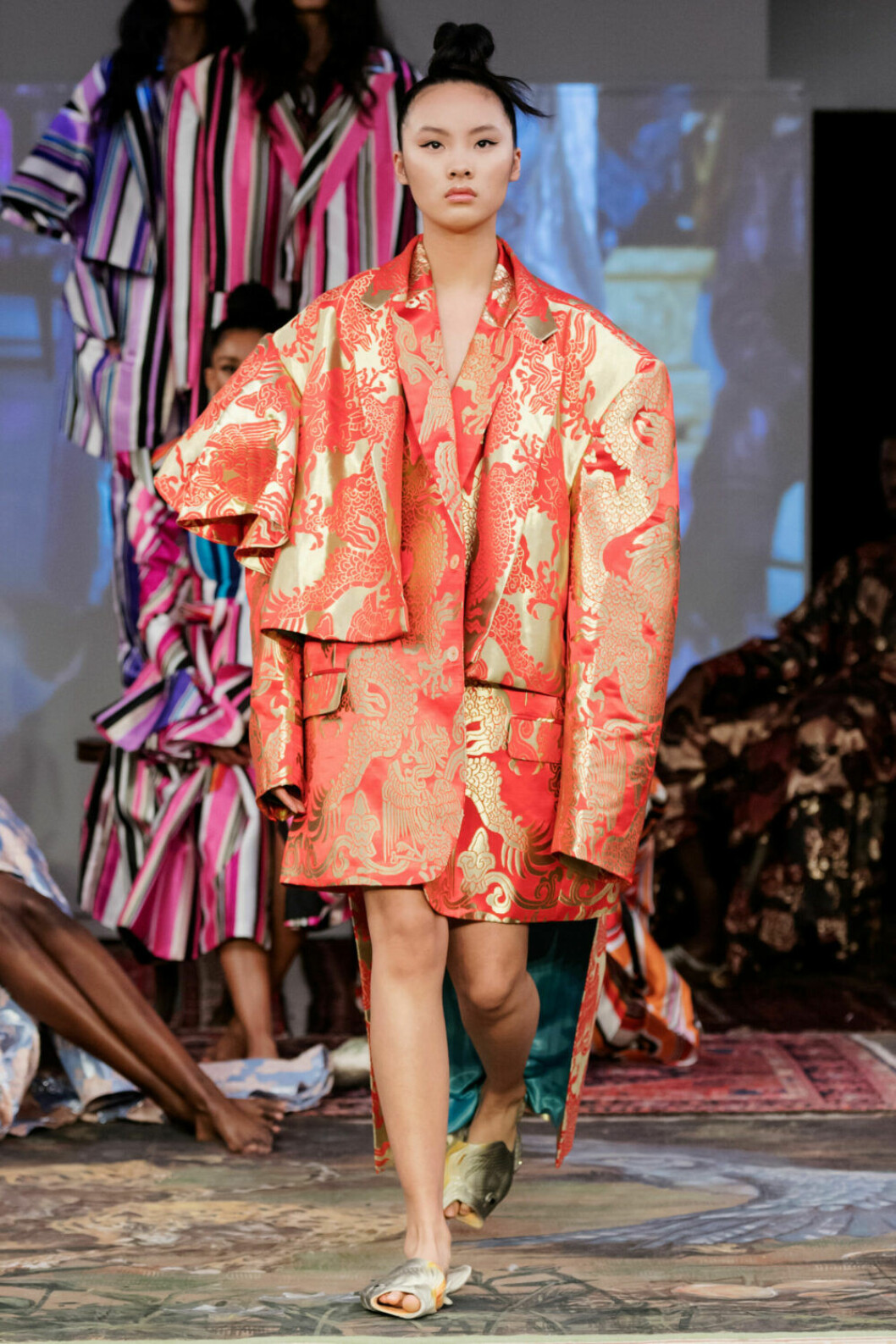 Oversized kavaj i orange på Selam Fessahayes AW19–visning på Fashion Week Stockholm