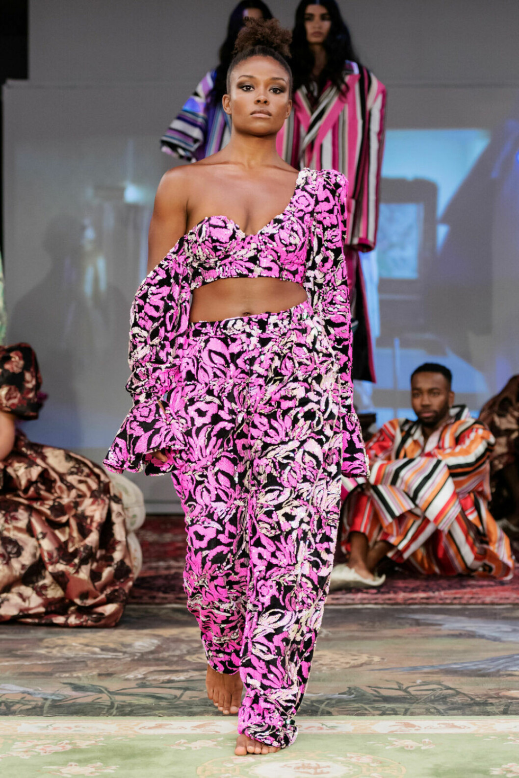 Mönstrad rosa two–piece på Selam Fessahayes AW19–visning på Fashion Week Stockholm