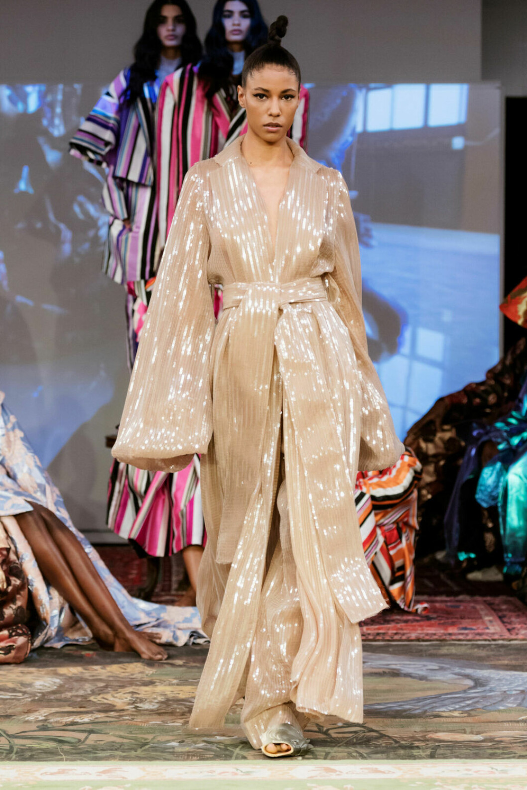 Ljusguldig och glittrande skapelse på Selam Fessahayes AW19–visning på Fashion Week Stockholm