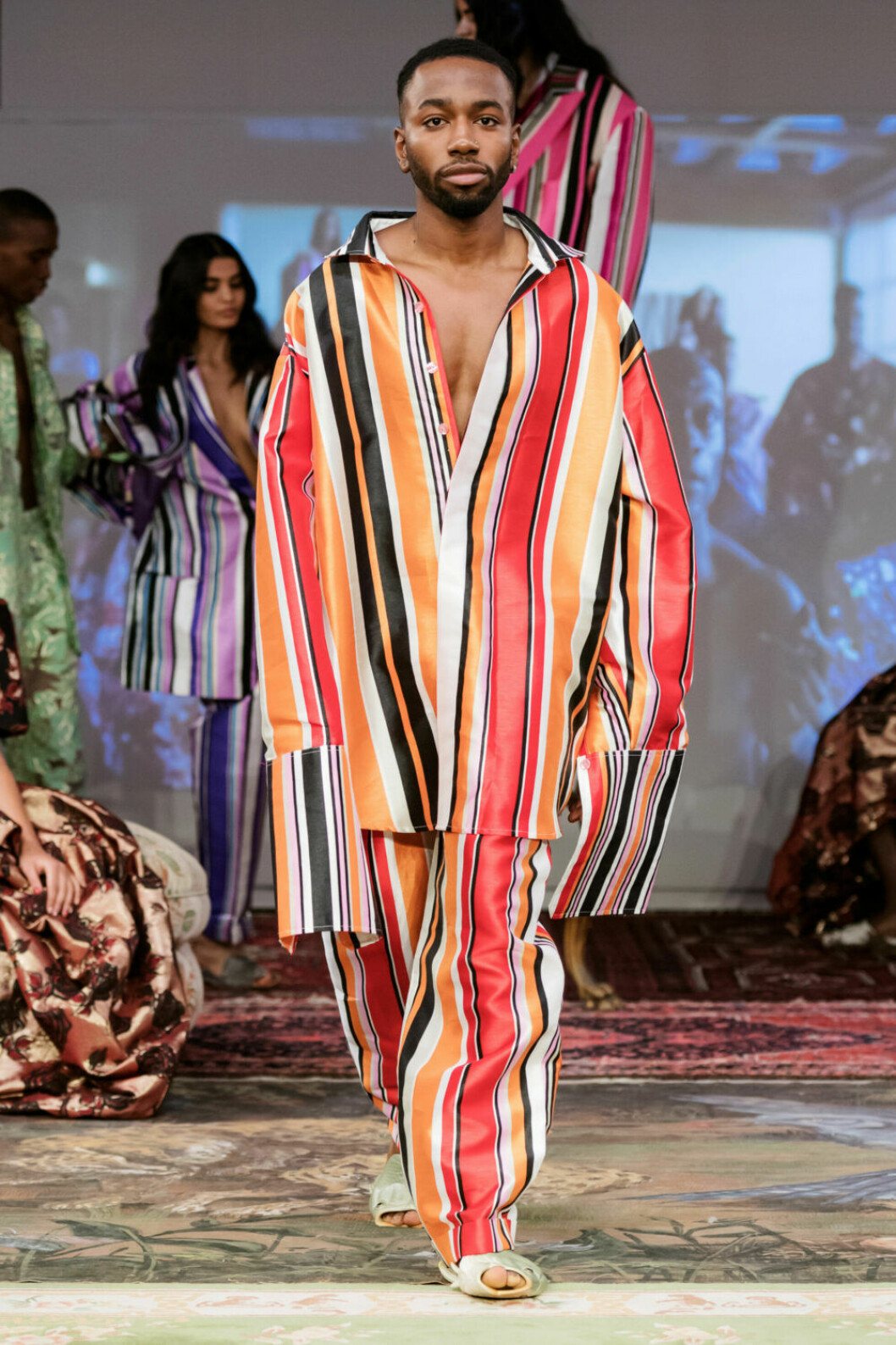 Orangerandig skjorta och byxa på Selam Fessahayes AW19–visning på Fashion Week Stockholm