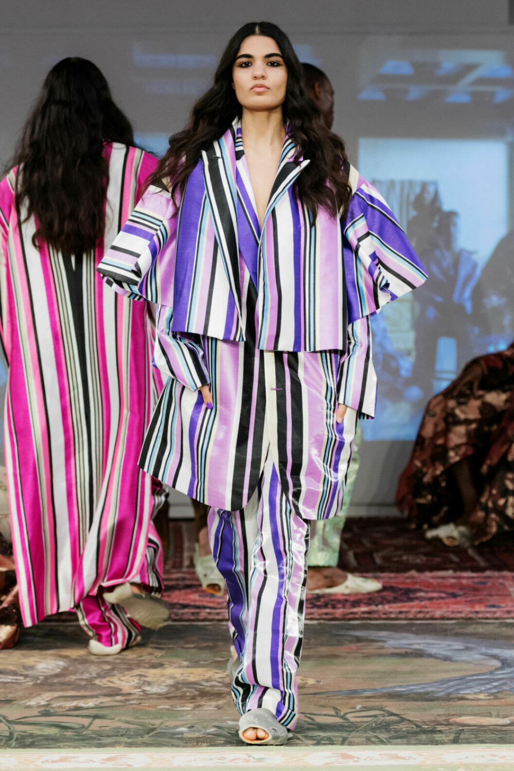 Lila ränder på Selam Fessahayes AW19–visning på Fashion Week Stockholm
